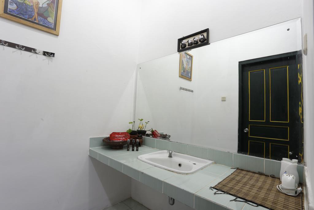 Reddoorz Near Adisucipto Airport Hotel Yogyakarta Exterior foto